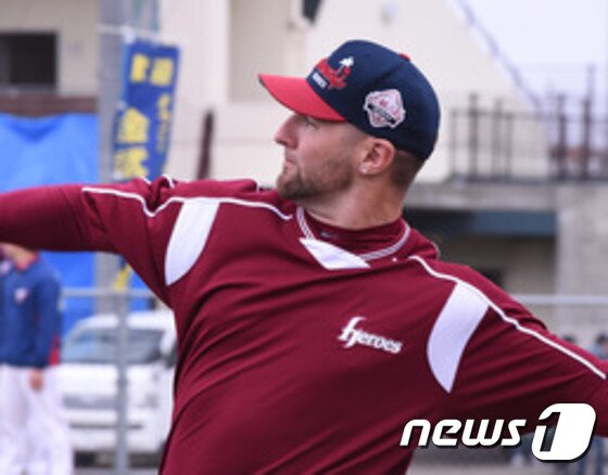 본문 이미지 - 넥센의 새 외국인 투수 피어밴드가 7일 목동구장에서 열린 kt와의 첫 시범경기에 선발 등판해 3이닝을 1안타 무실점으로 막아냈다. ⓒ News1 DB