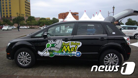 본문 이미지 - 중국 BYD의 전기차 "e6"는 1번 충전하면 300km까지 주행할 수 있다. 2015.03.08/뉴스1 ⓒ News1 류종은 기자