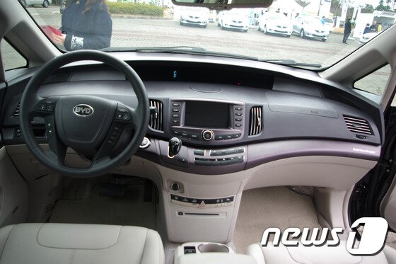 본문 이미지 - 중국 전기차 'e6'는 중국에서 판매가격인 30만~37만위안(약 5300만~6200만원)과 비슷한 가격으로 내년부터 국내 시판할 예정이다.  2015.03.08/뉴스1 ⓒ News1 류종은 기자