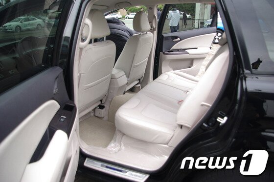 본문 이미지 - e6 실내는 기대 이상으로 높은 완성도를 보였다. 높은 질감의 가죽시트는 착좌감이 좋았다. 뒷좌석 각도도 적당히 눕혀져 있어서 불편하지 않았다. 2015.03.08/뉴스1 ⓒ News1 류종은 기자
