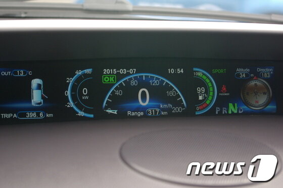 본문 이미지 - e6의 중앙조작부분에는 2개의 LCD 모니터가 있다. 사진은 위부분에 있는 LCD로, 차량의 속도와 배터리용량, 방향, 주행모드 등을 알려주는 계기판이다. 2015.03.08/뉴스1 ⓒ News1 류종은 기자