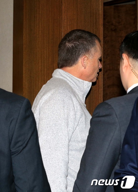 (서울=뉴스1) 정회성 기자 = 제임스 윈펠드 미군 합동참모본부 차장이 8일 오전 마크 리퍼트 주한미국대사를 문병하기 위해 서울 서대문구 신촌세브란스병원 VIP병동에 들어서고 있다 …