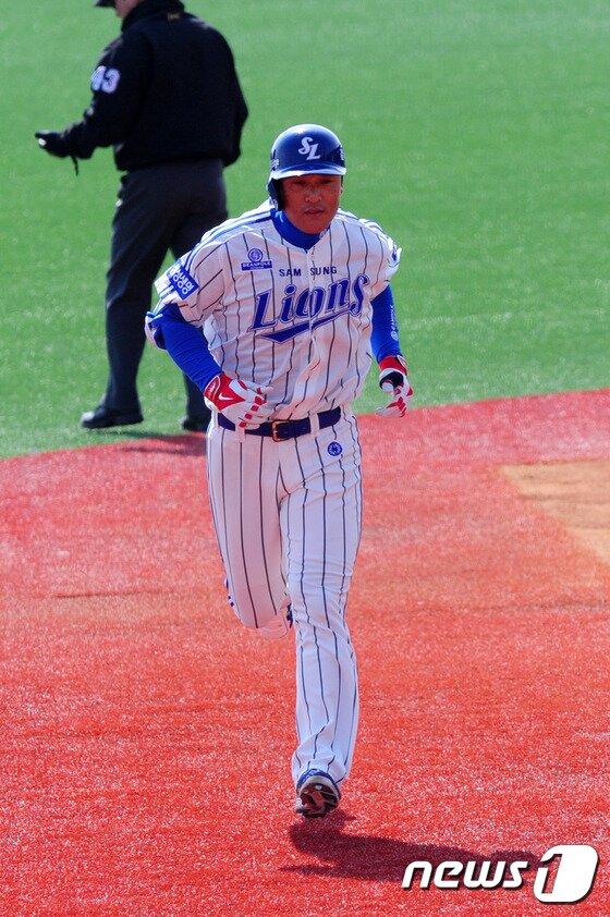 본문 이미지 - '살아있는 전설' 이승엽이 삼양미디어 중학교 교과서에 실렸다. 삼양미디어는 ‘진로와 직업’ 교과서에 각계 직업 종사자 17명 중 한 명으로 '국민타자' 이승엽의 인터뷰를 실었고, 그가 성장하는 학생들에게 올바른 길을 안내할 적임자로 봤다. ⓒ News1 DB