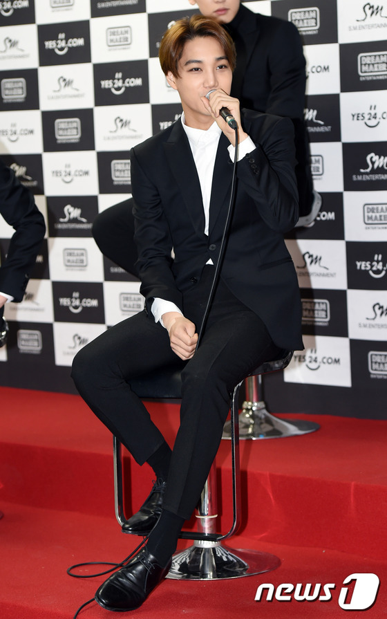 (서울=뉴스1스포츠) 권현진 기자 = 부상 괜찮습니다!아이돌그룹 엑소(EXO) 카이가 8일 오후 서울 올림픽공원 체조경기장에서 열리는 두번째 단독 콘서트 '엑소 플래닛 #2 - 더 …