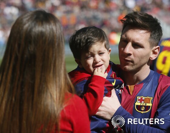 본문 이미지 - 리오넬 메시가 2015년 3월 8일 경기를 앞두고 부인(당시 연인) 안토넬라 로쿠소 및 아들 티아고와 함께 즐거운 시간을 보내고 있다. ⓒ News1 이기창