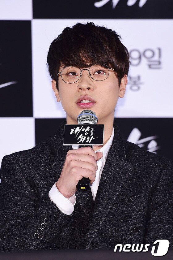 본문 이미지 - 배우 박정민이 9일 오전 서울 건대 롯데시네마에서 열린 영화 ‘태양을 쏴라’(감독 김태식) 언론시사회에서 인사말을 하고 있다. ⓒ News1 스포츠 / 김진환 기자