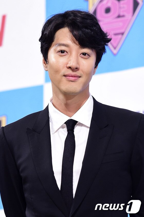 본문 이미지 - 배우 이동건 측이 걸그룹 티아라 지연과의 열애설에 대한 입장을 밝혔다. ⓒ News1 스포츠 DB