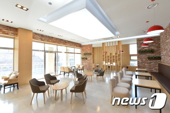 본문 이미지 - 희망도서관 실내 ⓒ News1