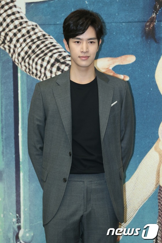 (서울=뉴스1) = 배우 이해우가 9일 오후 서울 영등포구 여의도동 KBS 신관에서 열린 TV소설 '그래도 푸르른 날에' 기자간담회에서 포토타임을 갖고 있다. 2015.3.9 스타 …