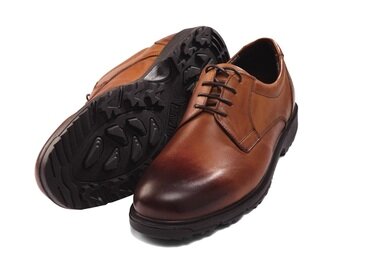 본문 이미지 - 제이미파커스가 개발한 ‘등산화 신은 정장구두’. 공식 제품명은 ‘큐라이트’. 정장구두의 밑창에 고성능 스파이크를 장착하고 내부에 3중 쿠션을 설치, 운동화의 착용감과 등산화의 성능을 훔친 이 구두를 신으면 보행능력이 획기적으로 향상된다. 초경량 소재로 제작, 일반 구두보다 가볍다. 구입문의 1544_9718 <a href="http://www.jparkers.co.kr/shop/goods/goods_view.php?goodsno=297&category=004&_C_=12345" target="_blank">www.jparkers.co.kr</a>