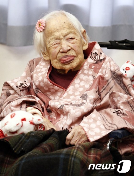 (오사카 AFP=뉴스1) 이기창 = 세계 최장수자로 공인된 일본여성 오카와 미사오 할머니가 1일 오사카에서 117세 생일 한달을 앞두고 사망했다. 사진은 지난 4일 오사카 요양원에 …