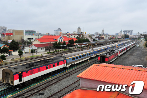 (포항=뉴스1) 최창호 기자 = 일제 강점기 때인 1918년 11월 1일 영업을 시작한 경북 포항시 북구 대흥동 포항역에서 1일 오후 서울행 마지막 새마을호 열차와 순천행 무궁화호 …