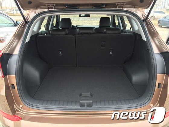 본문 이미지 - 올뉴 투싼의 트렁크 공간은 이전 모델보다 48ℓ 증가한 513ℓ의 용량을 제공하는 동시에 1094mm의 트렁크폭을 확보하며 넉넉함을 자랑한다.ⓒ News1
