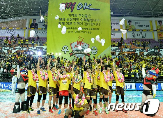 본문 이미지 - 1일 오후 경기도 안산상록수체육관에서 열린 NH농협 2014-2015 프로배구 V리그 시상식에서 창단 2년만에 우승을 확정지은 OK저축은행 선수들이 모자를 던지며 환호하고 있다. 2015.4.1/뉴스1 ⓒ News1 이재명 기자