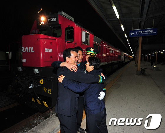 (포항=뉴스1) 최창호 기자 = 일제 강점기 때인 1918년 11월 1일 보통역으로 영업을 시작한  경북 포항시 북구 대흥동 포항역이 오후 9시 53분 포항역에 도착한 부전발 무궁 …