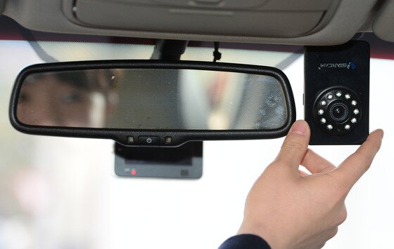 본문 이미지 - 통학 도우미 차량 내 설치된 카메라  ⓒ News1 민경석 기자