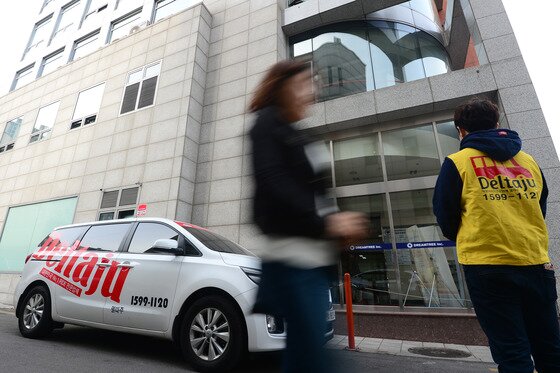 본문 이미지 -  학원 앞에서 아이를 기다리는 통학 도우미 ⓒ News1 민경석 기자