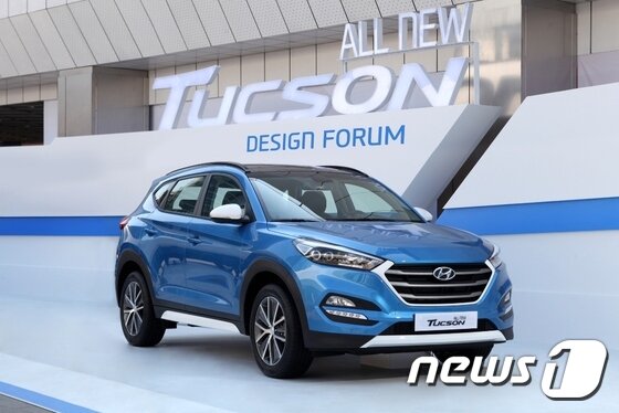 본문 이미지 - 현대차는 올뉴 투싼의 상품성을 알리기 위해 11일 모터쇼 현장에서 국내외 유명 디자이너 패널들과 함께하는 &acute;투싼 디자인 포럼&acute;을 개최한다.ⓒ News1