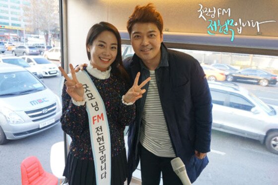 본문 이미지 - 이하나 리포터가 공개방송 중 청취자와 소개팅을 벌였다. ⓒ MBC FM4U '굿모닝FM' 홈페이지