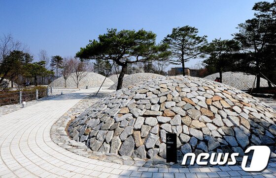 본문 이미지 - 강원 원주시 지정면 월송리에 위치한 '뮤지엄 산'. 신라시대 고분을 모티브로 만든 스톤가든. ⓒ News1 권혜민 기자