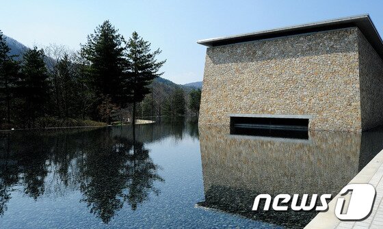 본문 이미지 - 강원 원주시 지정면 월송리에 위치한 '뮤지엄 산'. 건물이 마치 물 위에 떠 있는 듯한 느낌을 주는 워터가든의 모습. ⓒ News1 권혜민 기자