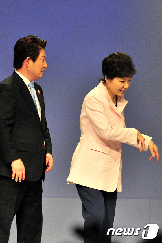 (대구ㆍ경북=뉴스1) 최창호 기자 = 12일 대구 엑스코에서 열린 '2015 대구경북 세계물포럼 개막식'에서 박근혜 대통령과 각국 내빈들이 자격루(물시계)특별 퍼포먼스를 할 때 자 …