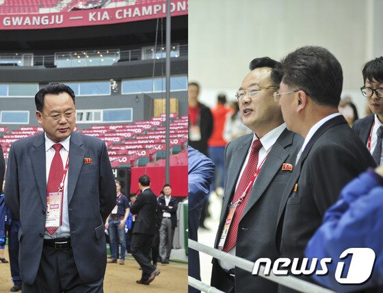 본문 이미지 - 지난 2015광주하계유니버시아드대회 사전회의에 참석한 장정남 북한 대학생 체육협회 부위원장이 경기장 시찰을 위해 광주 기아챔피어스필드야구장을 찾은 모습. 2015.4.12/뉴스1 ⓒ News1 황희규 기자