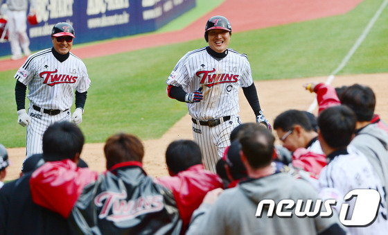 (서울=뉴스1) 박세연 기자 = 12일 오후 서울 잠실야구장에서 열린 2015프로야구 LG와 두산의 경기에서 9회말 무사 2대1로 뒤진 상황에서 LG 이진영 두점짜리 끝내기 홈런을 …