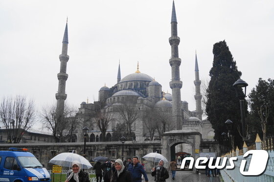 본문 이미지 - 지난 3월말 이스탄불에 있는 술탄 아흐메트 모스크 앞으로 시민들이 지나다니고 있다. 술탄 아흐메트 모스크는 블루 모스크라고도 불린다. ⓒ 최종일 기자=News1