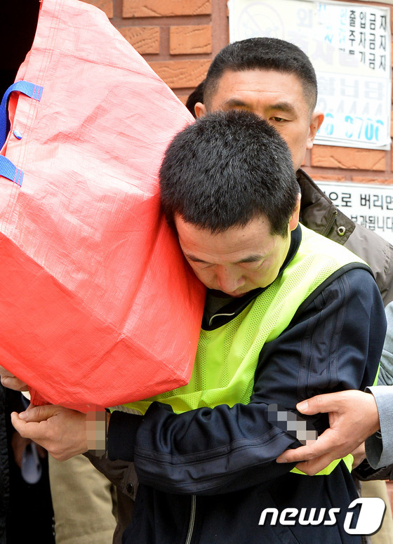 (시흥=뉴스1) 이재명 기자 = 13일 오전 경기도 시흥시 정왕동 한 가정집에서 시화방조제 토막살인 피의자 김하일(47·중국국적)이 현장검증을 하고 있다. 피의자 김씨는 지난 1일 …