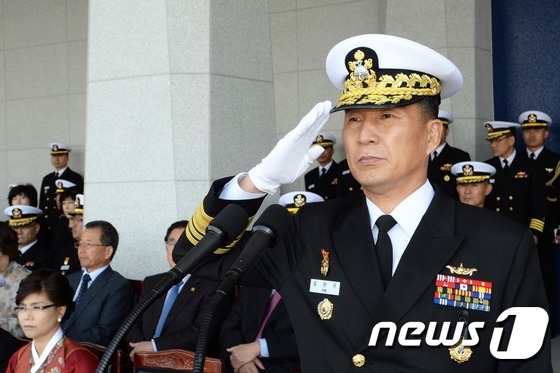 (창원=뉴스1) 조희연 기자 = 14일 경남 창원 진해구 해군사관학교 연병장에서 열린 제49대 해군사관학교장 취임식에서 김판규 해군사관학교장이 경례를 하고 있다. (해군사관학교 제 …