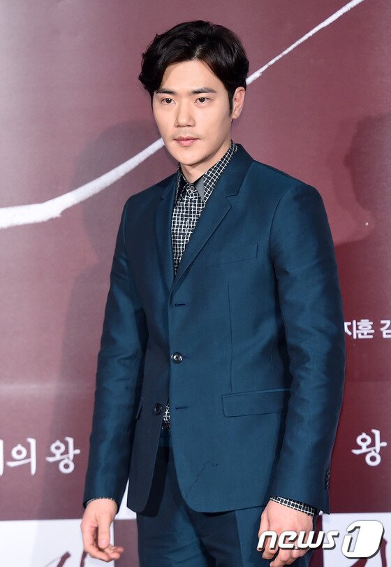 본문 이미지 - '간신' 김강우가 과거 T팬티 입은 사연이 새삼 화제다. ⓒ News1스포츠 / 권현진 기자