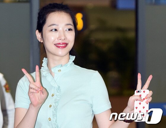 본문 이미지 - 설리가 같은 소속사인 걸그룹 소녀시대 티파니, 태연에게 고마운 마음을 전했다. ⓒ News1 스포츠 DB