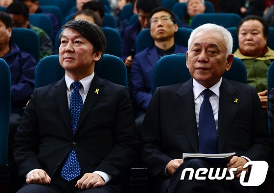 김한길(오른쪽)·안철수 새정치민주연합 전 공동대표. 뉴스1 © News1 박지혜 기자