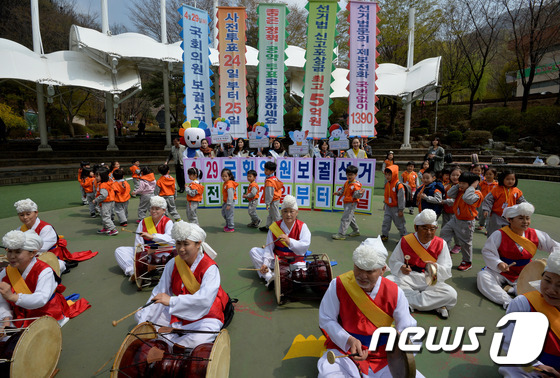 (광주=뉴스1) 이재명 기자 = 오는 29일 실시하는 재·보궐 선거를 앞둔 15일 오후 경기도 광주시 남한산성 입구에서 경기도선거관리위원회 직원들이 공명선거를 홍보하고 투표참여를 …