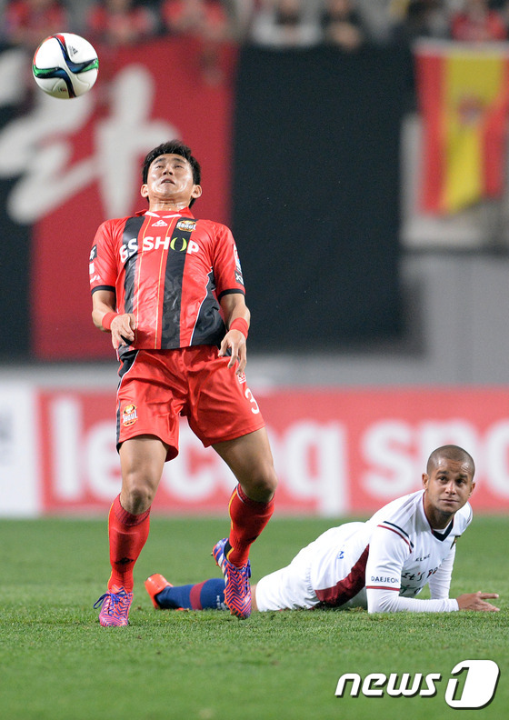(서울=뉴스1) 신웅수 기자 = 15일 오후 서울 마포구 서울월드컵경기장에서 열린 K리그 클래식 6라운드 FC서울과 대전시티즌의 경기에서 서울 이웅희가 가슴 트래핑을 하고 있다. …