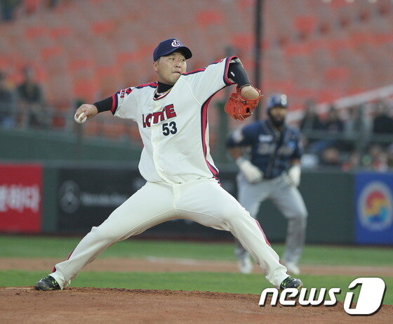 본문 이미지 - 롯데 이상화가 15일 부산 NC전에 선발로 나가 역투하고 있다. 빠른 공을 던지는 투수는 아니지만 좋은 투구 각도로 타자들과의 타이밍 싸움에서 크게 밀리지 않고 시즌 첫 승을 따냈다. ⓒ News1스포츠 / 롯데 자이언츠 제공