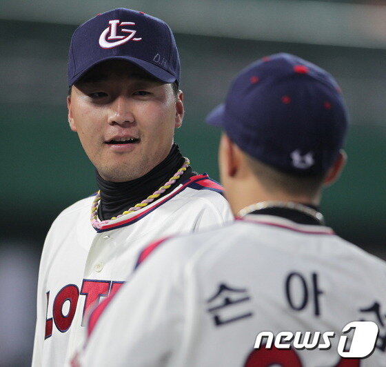 본문 이미지 - 롯데 투수 이상화가 15일 부산 NC전에 선발로 나가 초반에 제구가 흔들려 고전했다. 그러나 야수들의 도움으로 위기를 넘겼다. 2회초 1사 2루에서 연속으로 우익수 플라이를 잘 잡아낸 손아섭에게 이상화가 고마움을 전하고 있다. ⓒ News1스포츠 / 롯데 자이언츠 제공