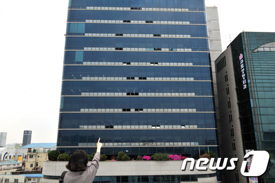 세월호 1주기 추모, 광주에 대형 '유리창 리본' 눈길 - 뉴스 썸네일 이미지