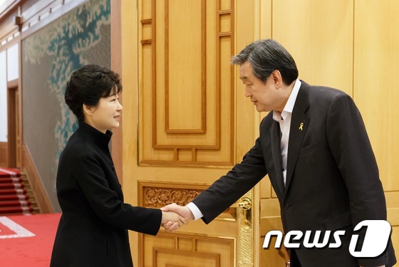 박근혜 전 대통령과 김무성 당시 새누리당 대표가 지난 2015년 4월 16일 청와대에서 만나 악수하고 있다. (청와대 제공) © News1 이광호 기자