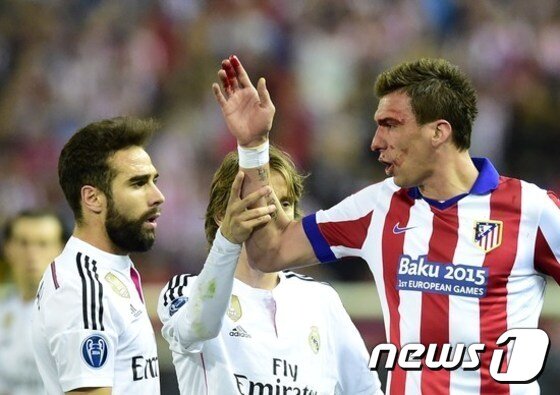 본문 이미지 - &acute;폭행 논란&acute;의 주인공 레알 마드리드의 수비수 다니엘 카르바할이 유럽축구연맹(UEFA)로부터 사후 징계를 받지 않게 됐다. 카르바할은 지난 15일 열렸던 아틀레티코 마드리드와의 챔피언스리그 8강 1차전에서 마리오 만주키치를 깨물고 가격하는 행위를 했었다. 징계를 받지 않은 카르바할은 23일 열리는 8강 2차전에 출전 할 수 있다. ⓒ AFP=News1