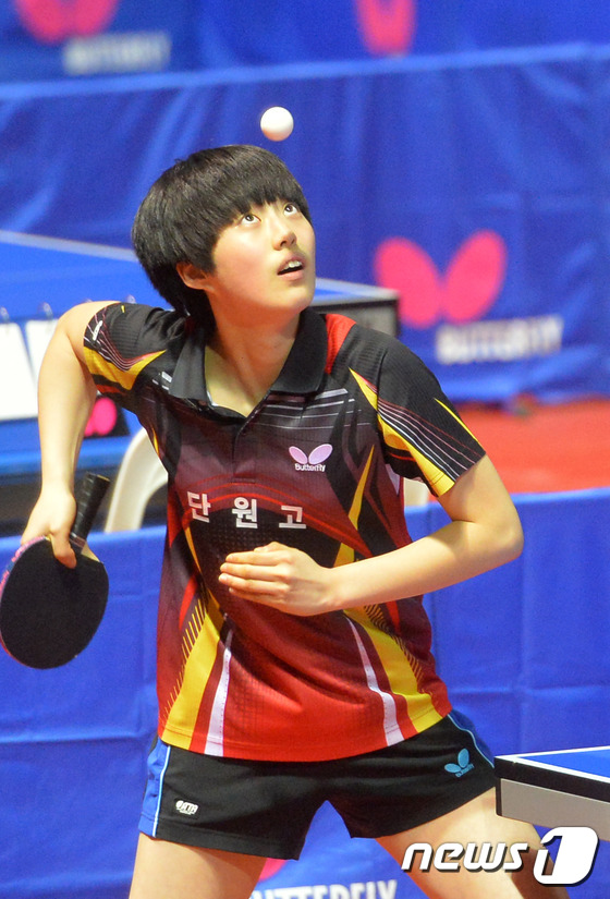 (전주=뉴스1) 김대웅 기자 = 안산 단원고의 이지은 선수가 16일 오후 전주시 화산체육관에서 열린 전국남녀종별선수권대회 여고 개인전에서 힘차게 서브를 넣고 있다. 단원고(김민정 …