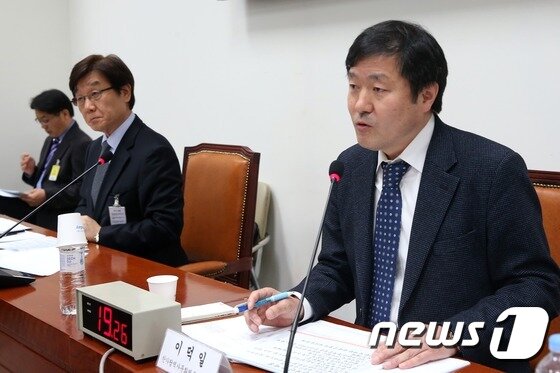 본문 이미지 - 이덕일 한가람역사문화연구소장이 2015년 4월17일 서울 여의도 국회에서 열린 동북아역사왜곡대책특별위원회 전체회의에 출석해 동북아역사지도 편찬사업에 대한 의견을 밝히고 있다. 왼쪽은 서울교육대학교 임기환 교수. 2015.4.17/뉴스1 ⓒ News1 한재호 기자