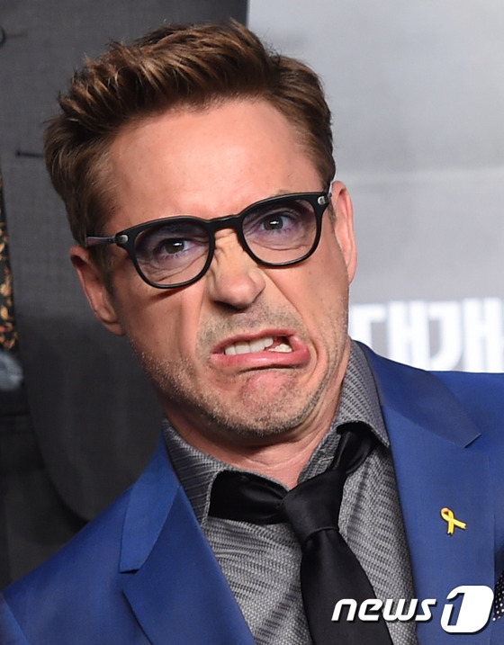 (서울=뉴스1스포츠) 권현진 기자 = 한국 팬들에게 귀여운 팬 서비스.할리우드 배우 로버트 다우니 주니어가 17일 오후 서울 여의도 콘래드호텔에서 열린 영화 '어벤져스 : 에이지 …