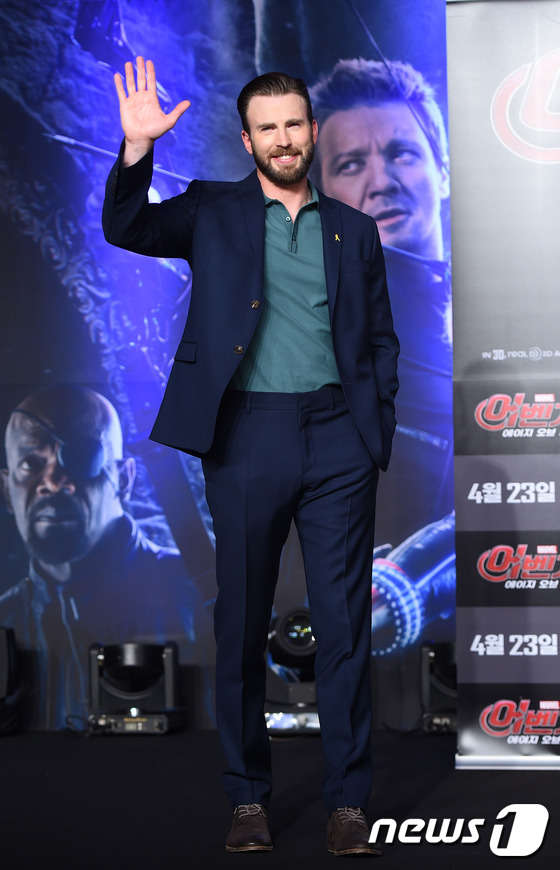 (서울=뉴스1스포츠) 권현진 기자 = 캡틴 아메리카의 근사한 손인사.할리우드 배우 클리스 에반스가 17일 오후 서울 여의도 콘래드호텔에서 열린 영화 '어벤져스 : 에이지 오브 울트 …