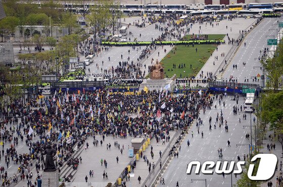 본문 이미지 - 세월호 참사 1년 전국집중 범국민대회 참가자들이 18일 오후 서울광장에서 집회를 마친 후 경찰 차벽을 피해 시내 골목길로 이동해 광화문 광장에 모여 있다. 2015.4.18/뉴스1 ⓒ News1 신웅수 기자