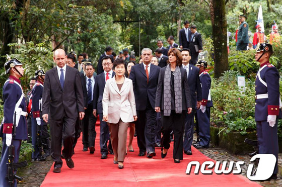 볼리바르 기념관 방문한 박근혜 대통령