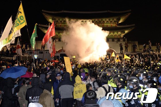 본문 이미지 - 세월호 참사 1년 전국집중 범국민대회 참가자들이 18일 오후 서울광장을 출발해 광화문으로 행진, 경찰과 대치하던 중 분말 소화기가 발사되고 있다. 2015.4.18/뉴스1 ⓒ News1 안은나 기자