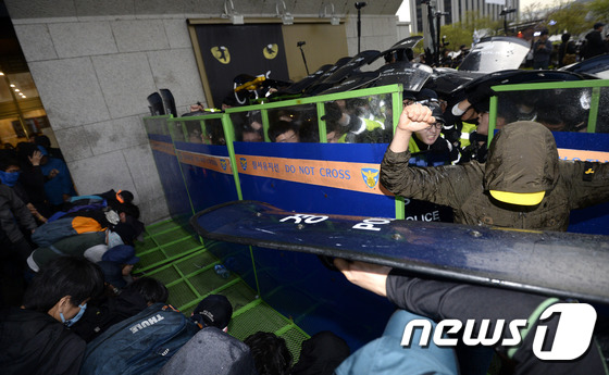 경찰 뚫고 광화문 진입하는 세월호 집회 참가자들