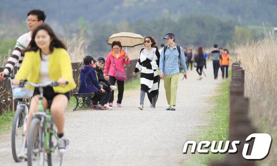 본문 이미지 - 우포늪에서 탐방객들이 자전거로 '생명길'을 달리고 있다.우포늪 생명길은 길이 8.4㎞의 '생명길'로 한 바퀴를 돌려면 3시간 정도 소요된다. 평탄한 흙길이어서 여유롭게 트레킹하기에 좋다. ⓒ News1 이철우 기자